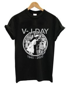 V-J Day Kiss - 75th Anniversary (d) T-Shirt